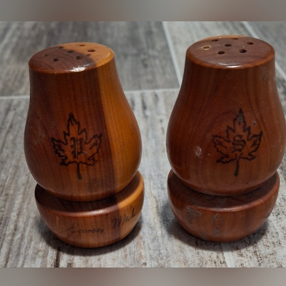 Vintage Souvenir Wooden Maple Leaf Salt Pepper Shaker Set Wood.Please See Pics.